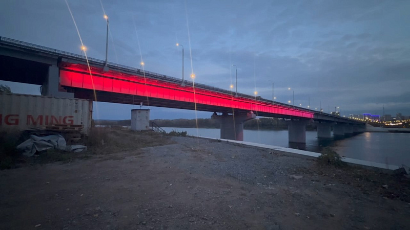 На Кузбасском мосту в Кемерове монтируют архитектурную подсветку